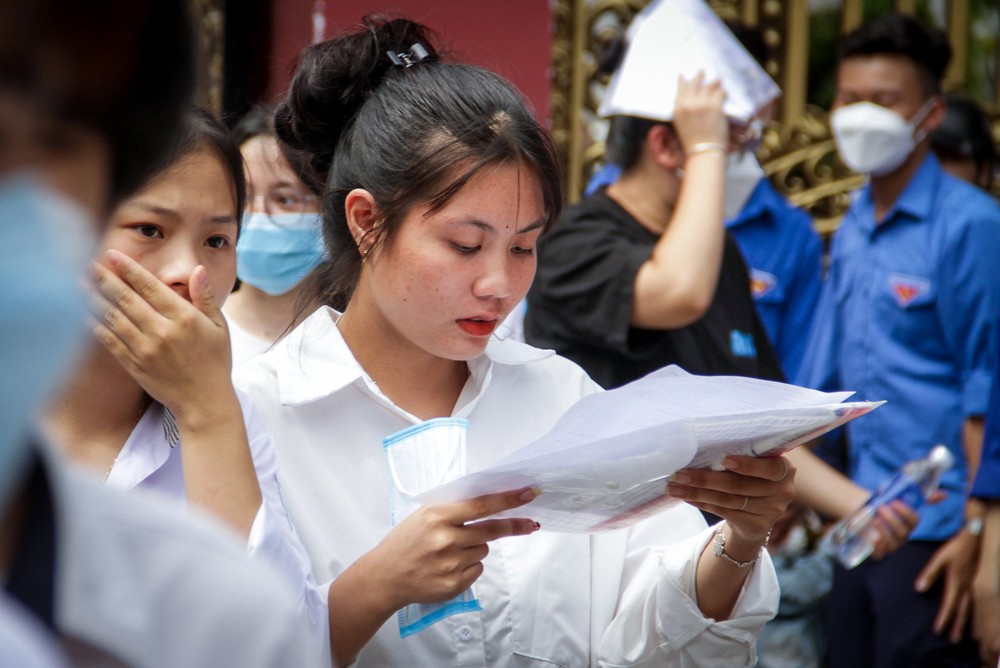 Thí sinh phấn khởi hoàn thành môn Ngữ Văn, đề năm nay ra tác phẩm Chiếc thuyền ngoài xa - Ảnh 3.