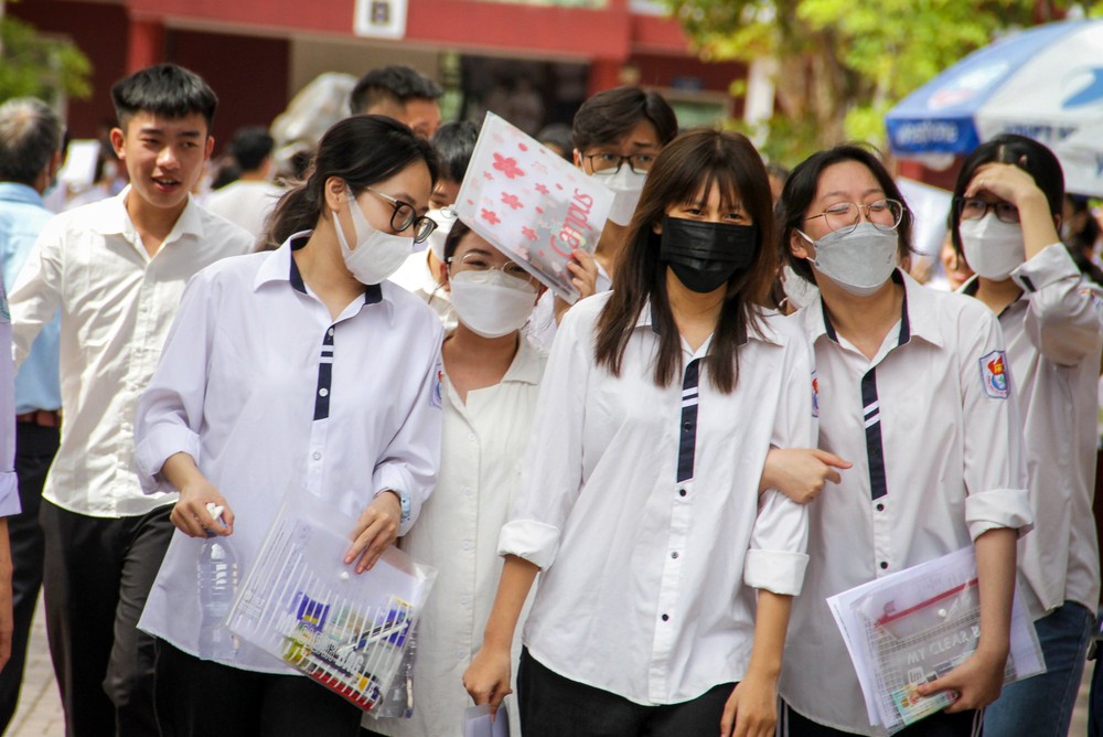 Thí sinh phấn khởi hoàn thành môn Ngữ Văn, đề năm nay ra tác phẩm Chiếc thuyền ngoài xa - Ảnh 2.