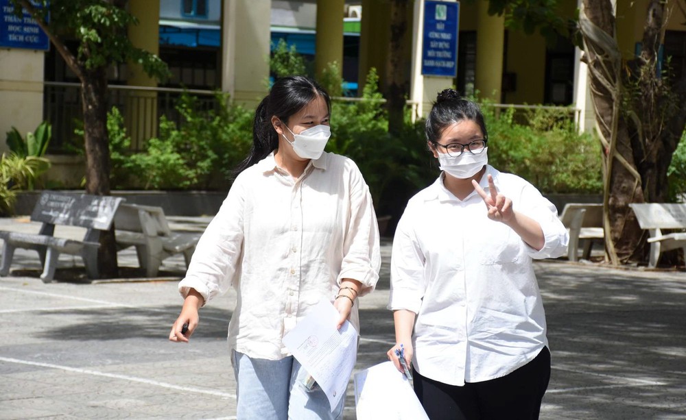 Thí sinh phấn khởi hoàn thành môn Ngữ Văn, đề năm nay ra tác phẩm Chiếc thuyền ngoài xa - Ảnh 2.