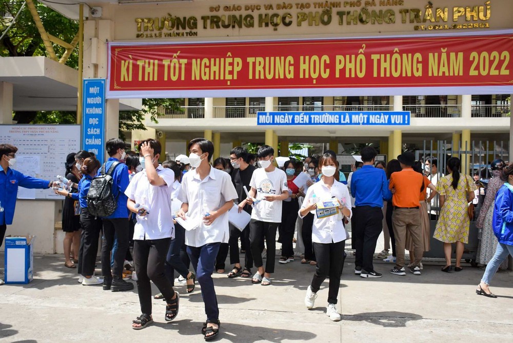 Thí sinh phấn khởi hoàn thành môn Ngữ Văn, đề năm nay ra tác phẩm Chiếc thuyền ngoài xa - Ảnh 3.