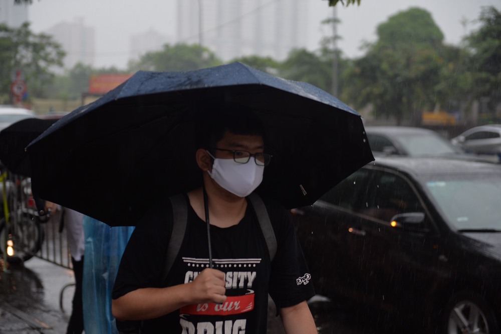 Gần 1 triệu thí sinh làm bài thi môn Toán, sĩ tử Hà Nội đội mưa đến trường thi - Ảnh 2.