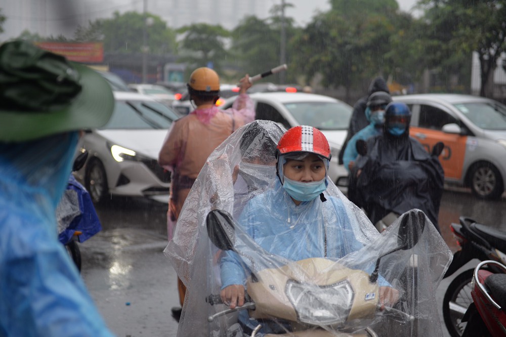 Gần 1 triệu thí sinh làm bài thi môn Toán, sĩ tử Hà Nội đội mưa đến trường thi - Ảnh 1.