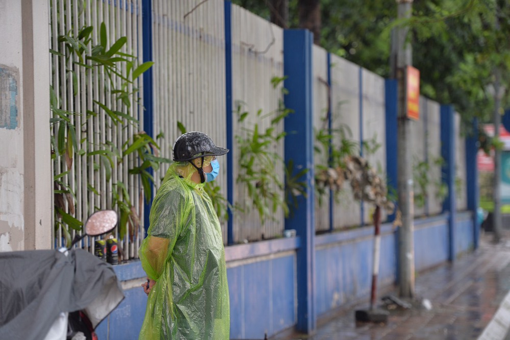 Gần 1 triệu thí sinh làm bài thi môn Toán, sĩ tử Hà Nội đội mưa đến trường thi - Ảnh 1.