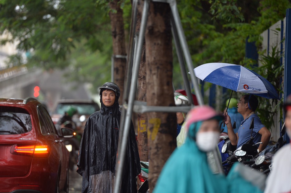 Gần 1 triệu thí sinh làm bài thi môn Toán, sĩ tử Hà Nội đội mưa đến trường thi - Ảnh 2.