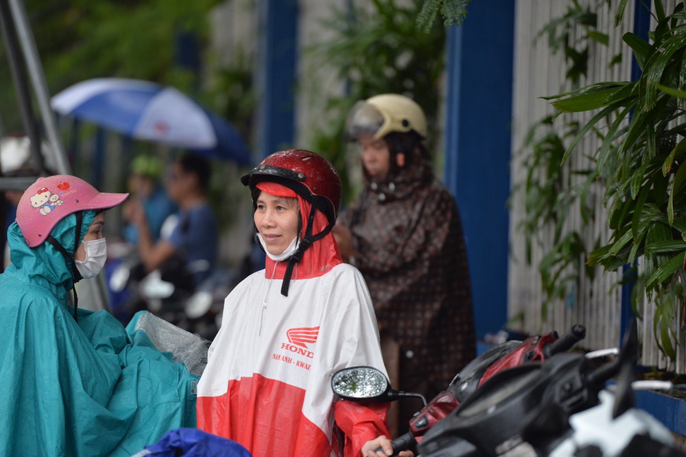 Gần 1 triệu thí sinh làm bài thi môn Toán, sĩ tử Hà Nội đội mưa đến trường thi - Ảnh 3.