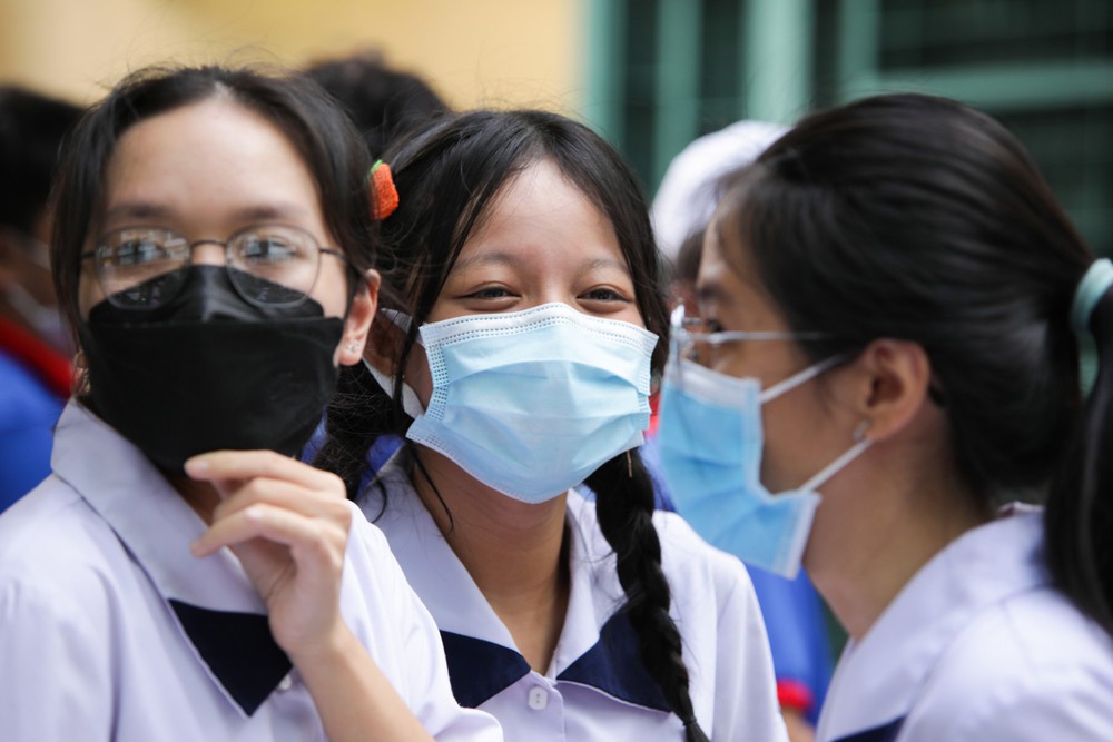 Hết giờ thi môn Toán, thí sinh đánh giá đề năm nay vừa sức - Ảnh 3.