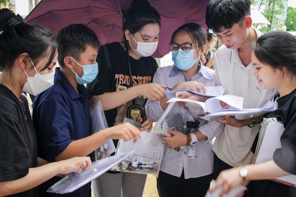 Hết giờ thi môn Toán, thí sinh đánh giá đề năm nay vừa sức - Ảnh 1.