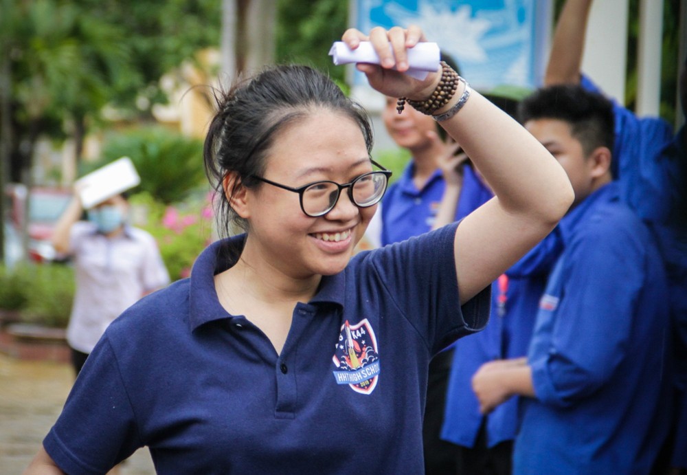 Hết giờ thi môn Toán, thí sinh đánh giá đề năm nay vừa sức - Ảnh 2.