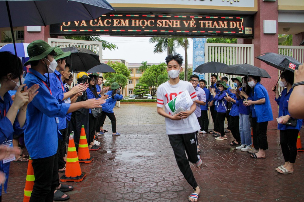 Hết giờ thi môn Toán, thí sinh đánh giá đề năm nay vừa sức - Ảnh 4.