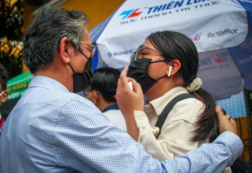 Hết giờ thi môn Toán, thí sinh đánh giá đề năm nay vừa sức - Ảnh 2.