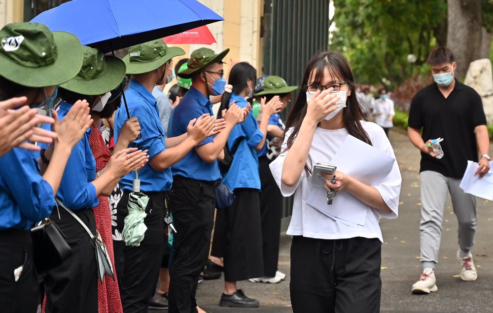 Hết giờ thi môn Toán, thí sinh đánh giá đề năm nay vừa sức - Ảnh 7.