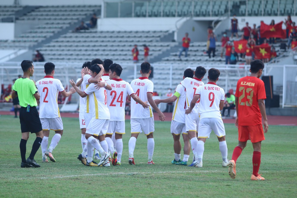 Tung đòn chớp nhoáng, U19 Việt Nam thắng dễ chờ chung kết tranh ngôi đầu cùng Thái Lan - Ảnh 2.