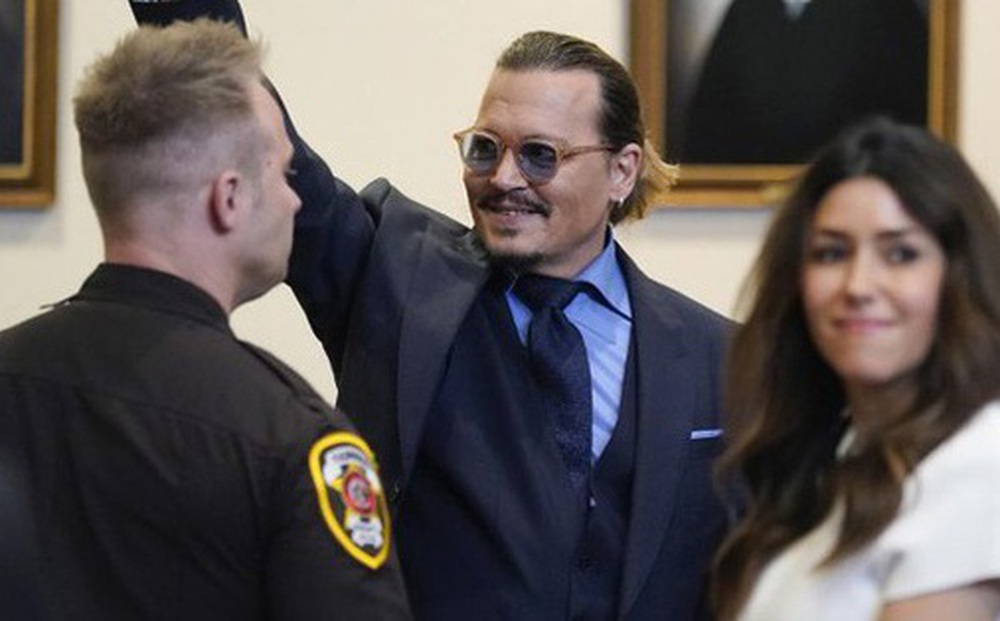 Johnny Depp kín tiếng hơn hậu thắng kiện