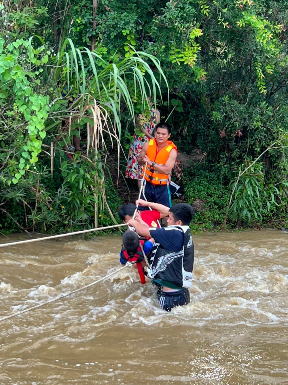 Nghẹt thở cảnh giải cứu 4 trẻ em, 2 phụ nữ bị mắc kẹt bên bờ suối - Ảnh 2.