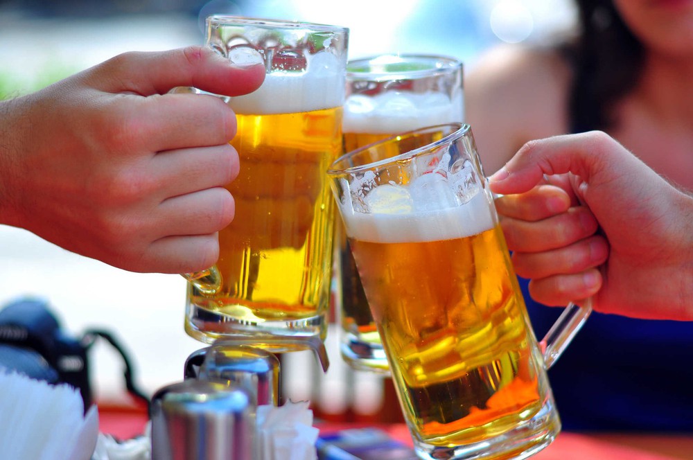 Uống bia để giải khát: Chuyên gia khuyến cáo không mát mà còn tăng nguy cơ đột quỵ - Ảnh 1.