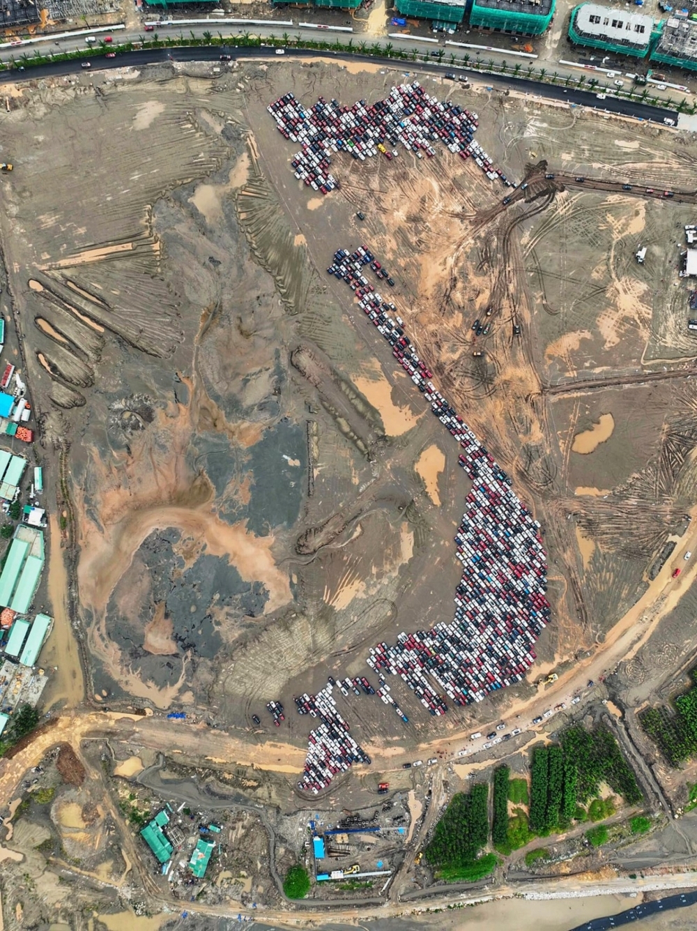 Hình ảnh bản đồ Việt Nam được xếp bởi 1.700 xe ô tô - Ảnh 7.