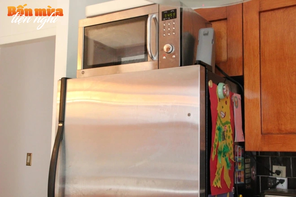Có nên đặt lò vi sóng trên nóc tủ lạnh không? Hóa ra rất nhiều gia đình làm sai - Ảnh 1.