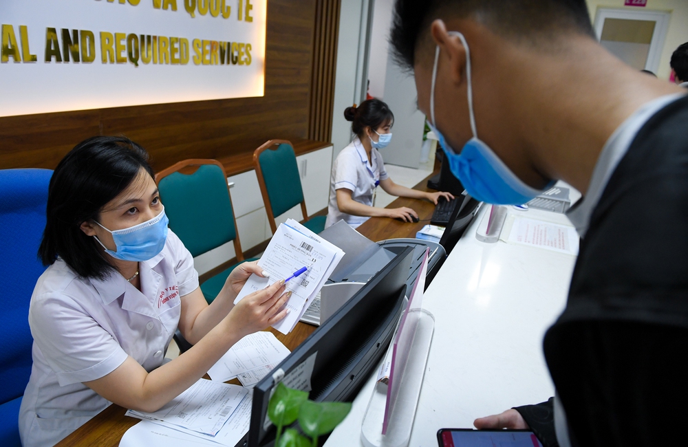 Một bệnh viện công ở Hà Nội có khoa khám bệnh được khen nức nở: Xịn như ở nước ngoài! - Ảnh 2.