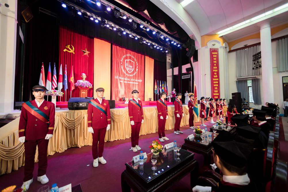  Chi tiết bộ lễ phục tốt nghiệp của Trường ĐH Kinh tế  - Ảnh 5.