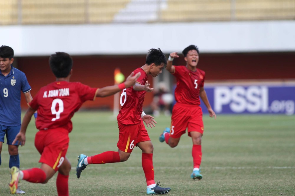TRỰC TIẾP Việt Nam 1-0 Thái Lan: U16 Việt Nam mở tỷ số, nắm lợi thế để vào chung kết - Ảnh 2.