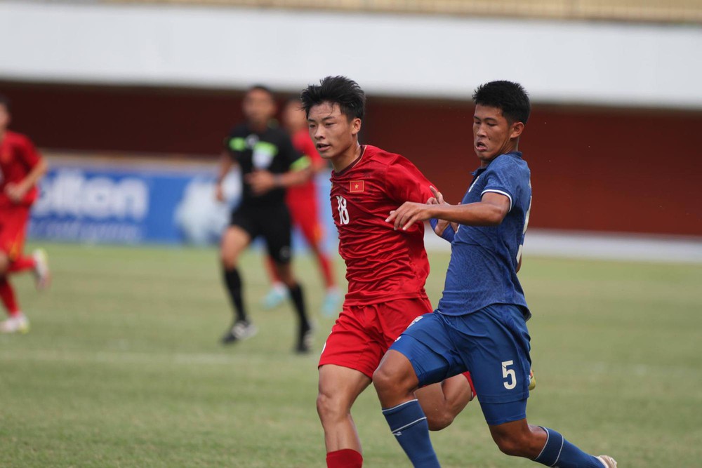 TRỰC TIẾP Việt Nam 1-0 Thái Lan: U16 Việt Nam mở tỷ số, nắm lợi thế để vào chung kết - Ảnh 1.