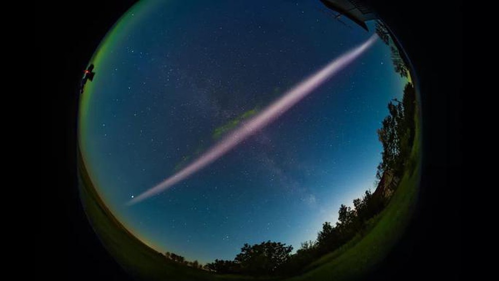 Dải sáng tím 3.000 độ C cắt đôi bầu trời Trái Đất sau loạt pháo vũ trụ - Ảnh 1.