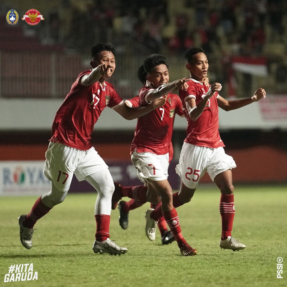 Thắng nghẹt thở trên chấm luân lưu, U16 Indonesia tái ngộ Việt Nam ở chung kết trong mơ - Ảnh 2.