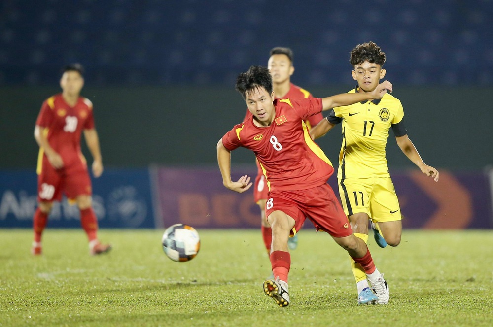 TRỰC TIẾP Bóng đá U19 Việt Nam 1-0 U19 Malaysia: U19 Việt Nam kiểm soát thế trận - Ảnh 1.