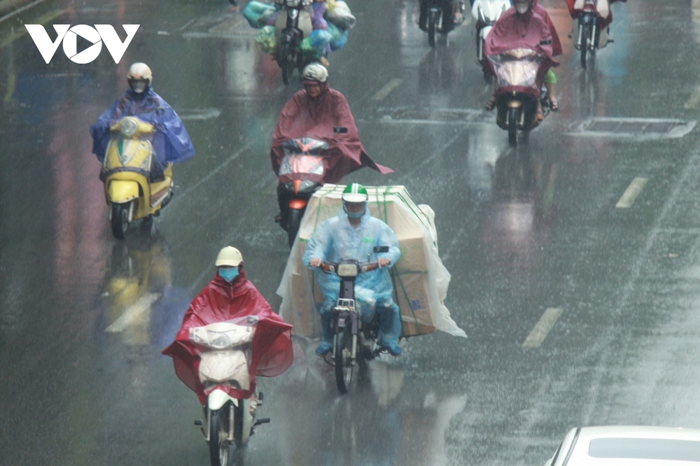 Người Hà Nội vật vã đi làm trong cơn mưa kéo dài do ảnh hưởng của bão - Ảnh 1.