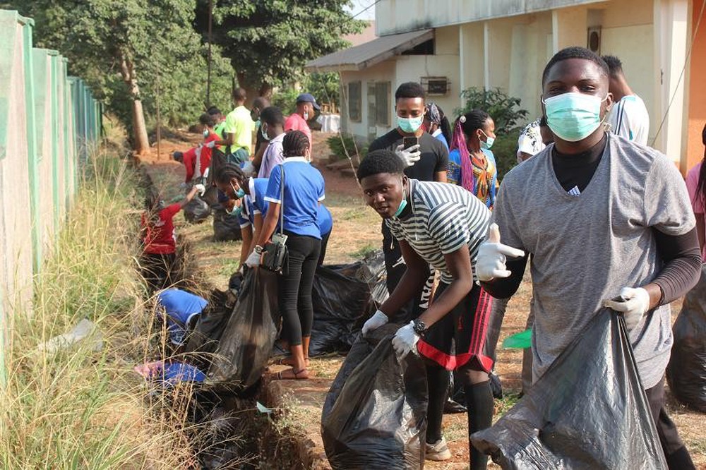 Nigeria: Sinh viên đi đầu trong chống lại rác thải nhựa - Ảnh 1.
