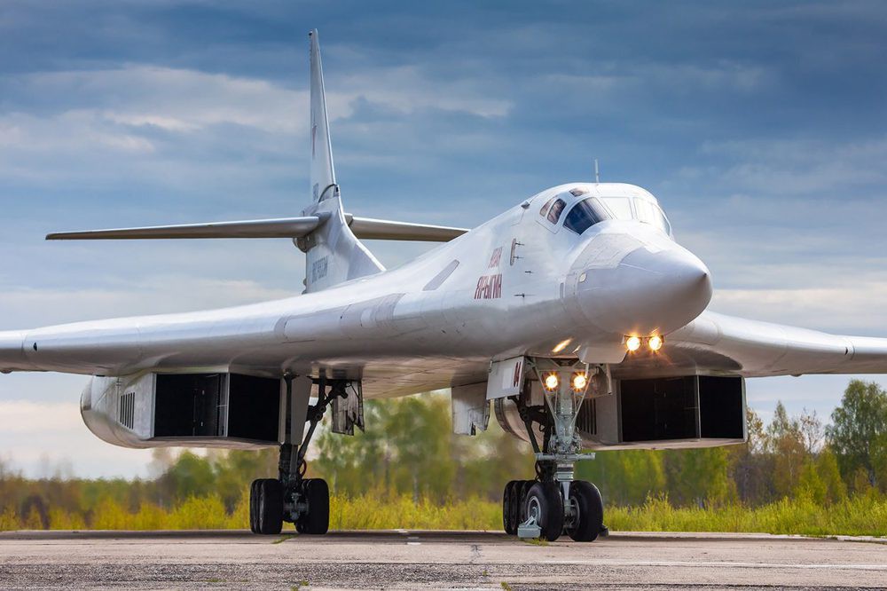 Không quân lớn thứ 2 châu Á đột phá sức mạnh với máy bay ném bom Tu-160: Có khả thi? - Ảnh 1.