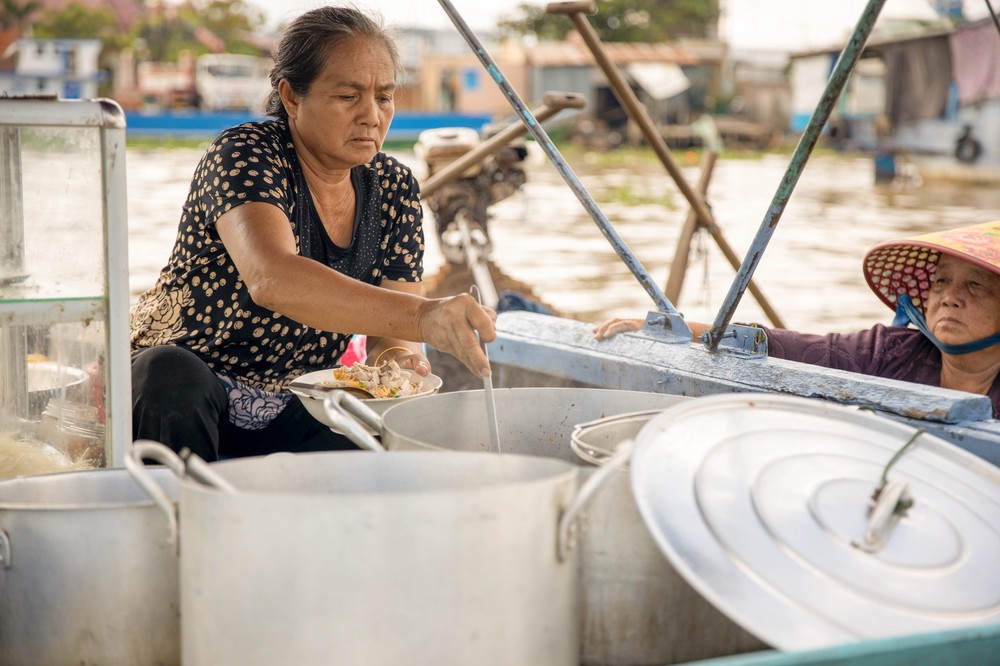 Ghe bún riêu của dì Hai sau đúng 10 năm được Gordon Ramsay ghé thăm quảng bá toàn thế giới - Ảnh 3.