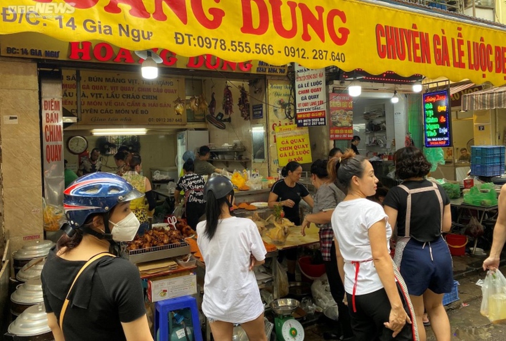 Chợ nhà giàu Hà Nội đỏ lửa suốt đêm, nấu cỗ phục vụ khách dịp Rằm tháng 7  - Ảnh 1.