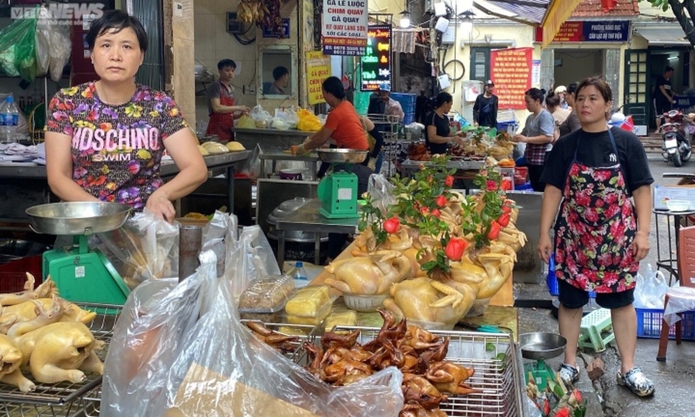 Chợ nhà giàu Hà Nội đỏ lửa suốt đêm, nấu cỗ phục vụ khách dịp Rằm tháng 7  - Ảnh 2.