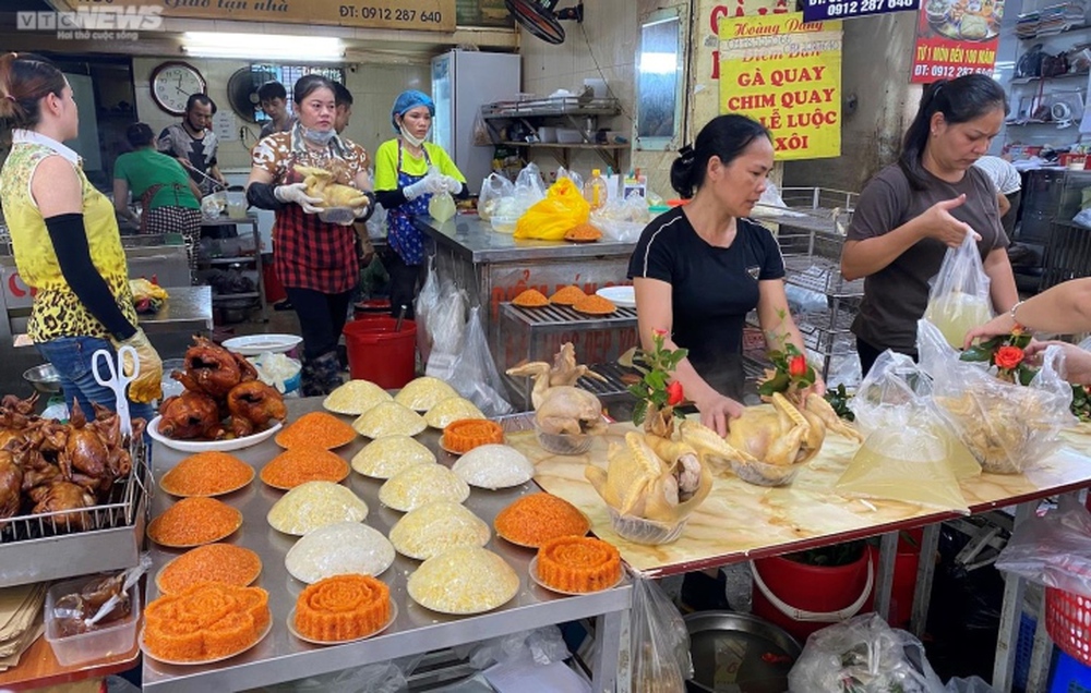 Chợ nhà giàu Hà Nội đỏ lửa suốt đêm, nấu cỗ phục vụ khách dịp Rằm tháng 7  - Ảnh 4.