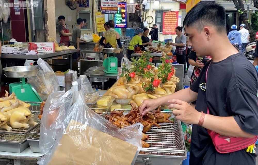 Chợ nhà giàu Hà Nội đỏ lửa suốt đêm, nấu cỗ phục vụ khách dịp Rằm tháng 7  - Ảnh 8.