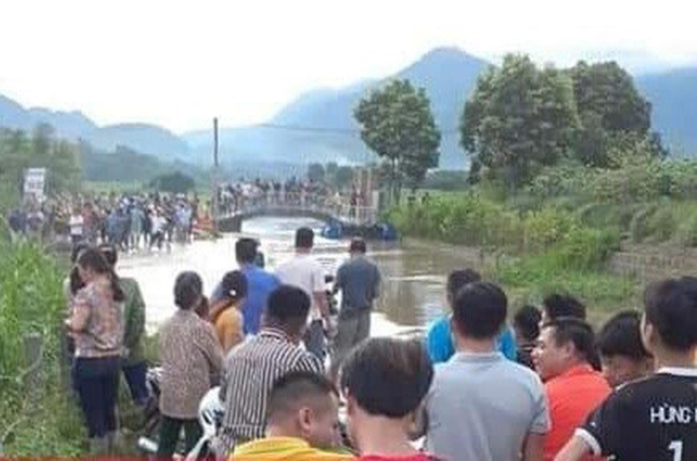 Nhân viên y tế bị nước cuốn trôi khi đi qua đập tràn ở Phú Thọ - Ảnh 1.