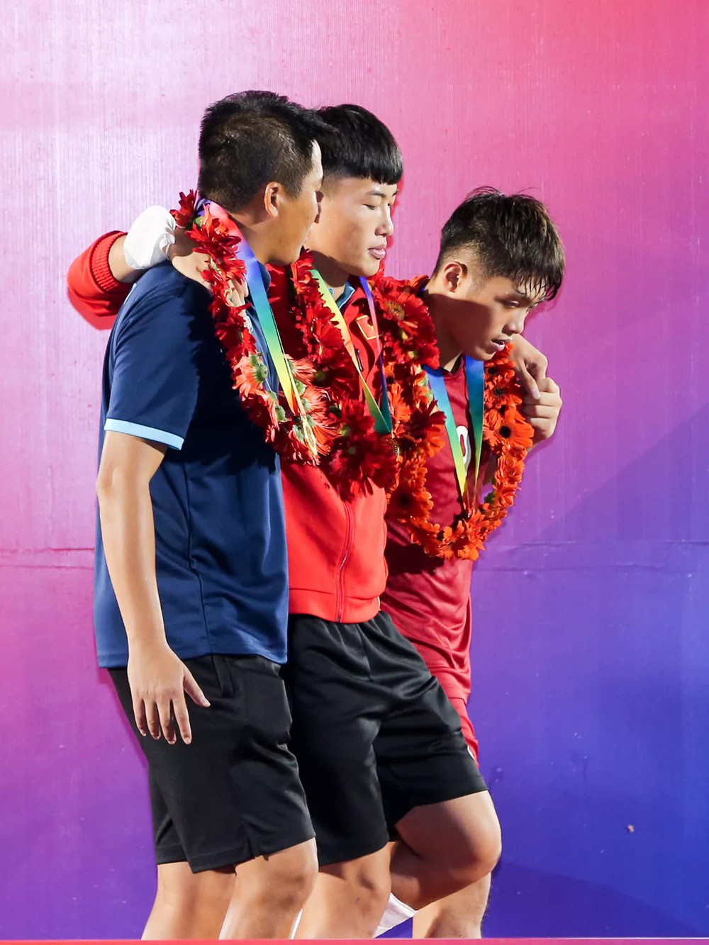 Tuyển thủ U23 chấn thương được đồng đội U19 Việt Nam dìu lên nhận thưởng - Ảnh 2.