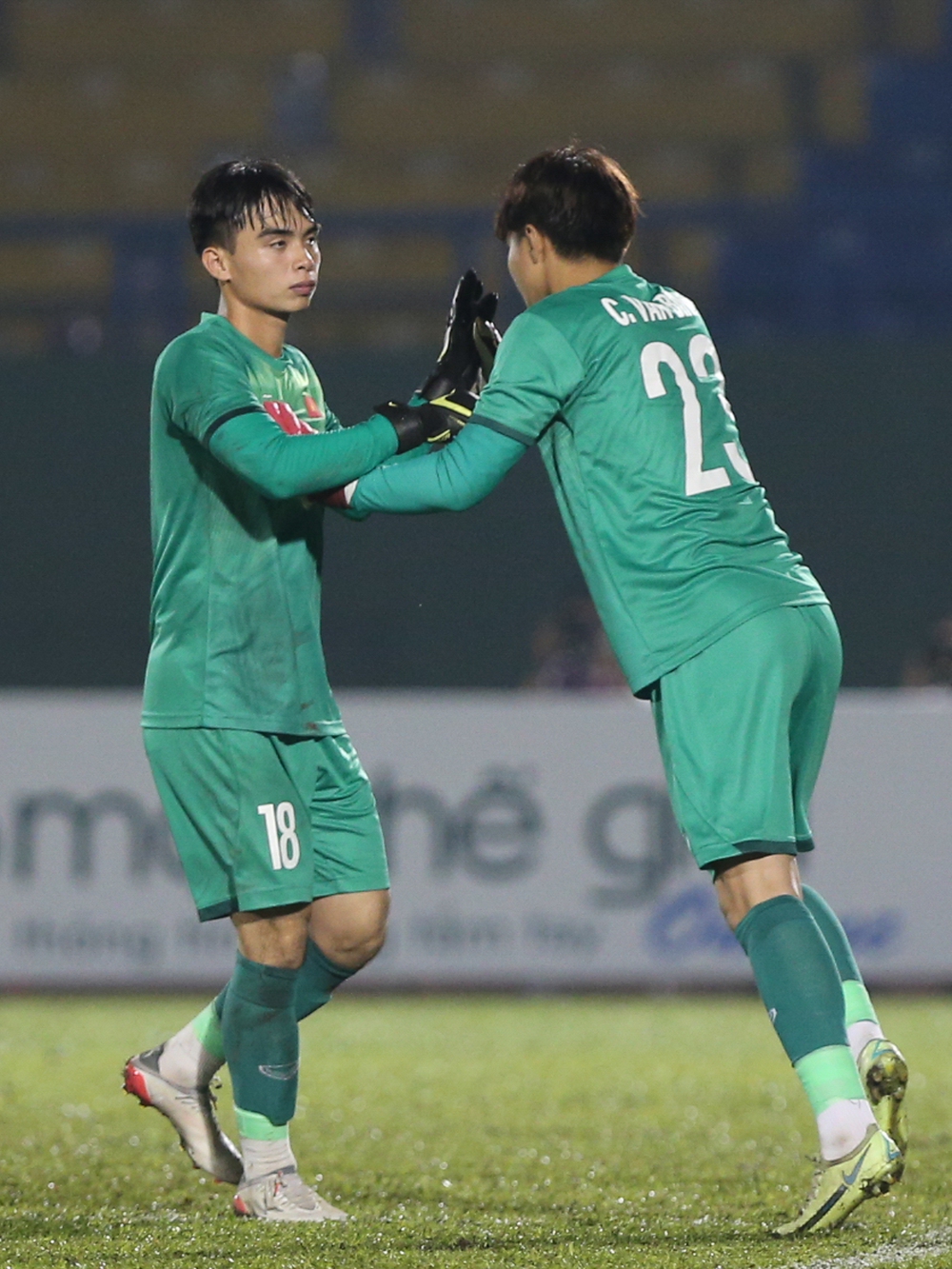 Tuyển thủ U23 chấn thương được đồng đội U19 Việt Nam dìu lên nhận thưởng - Ảnh 10.