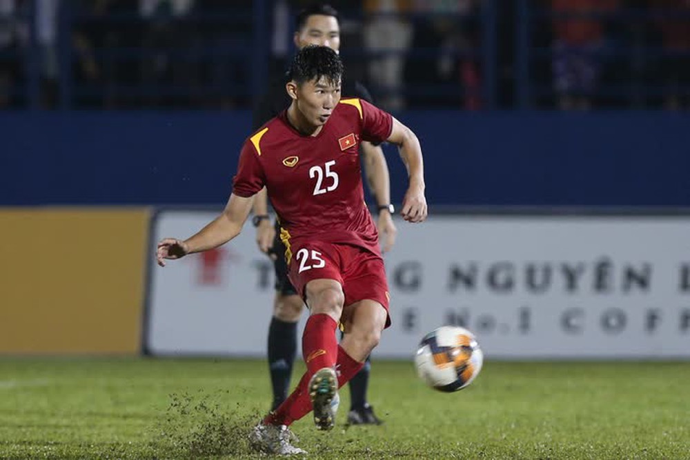 Tuyển thủ U23 chấn thương được đồng đội U19 Việt Nam dìu lên nhận thưởng - Ảnh 11.