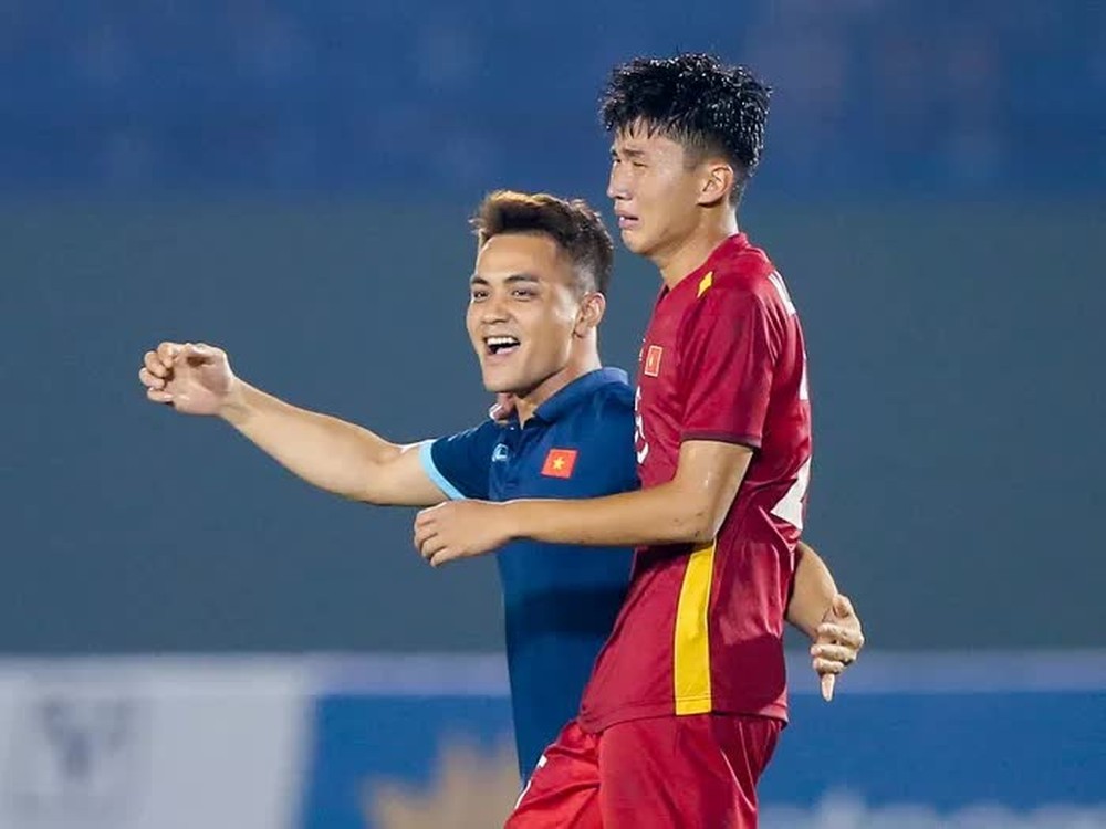 Tuyển thủ U23 chấn thương được đồng đội U19 Việt Nam dìu lên nhận thưởng - Ảnh 12.