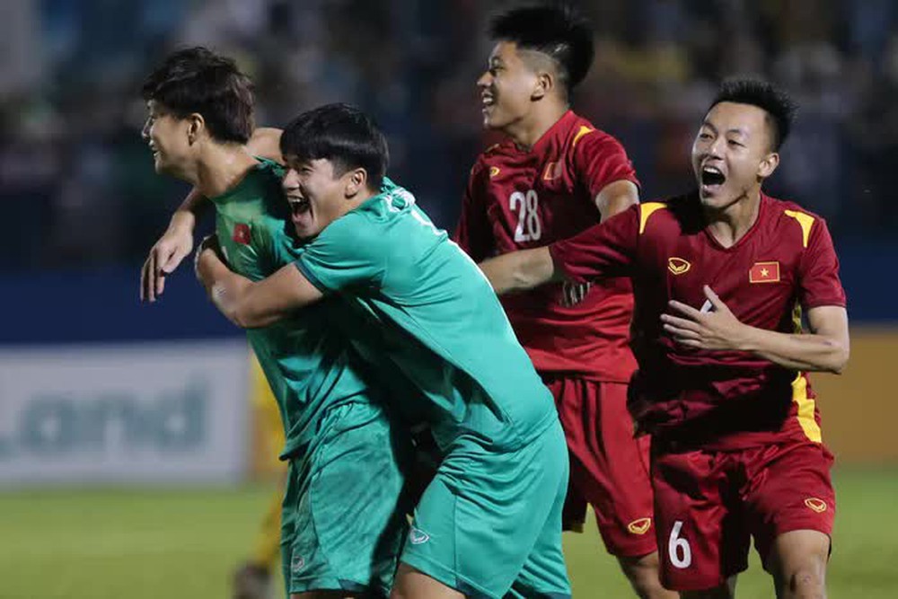 Tuyển thủ U23 chấn thương được đồng đội U19 Việt Nam dìu lên nhận thưởng - Ảnh 13.