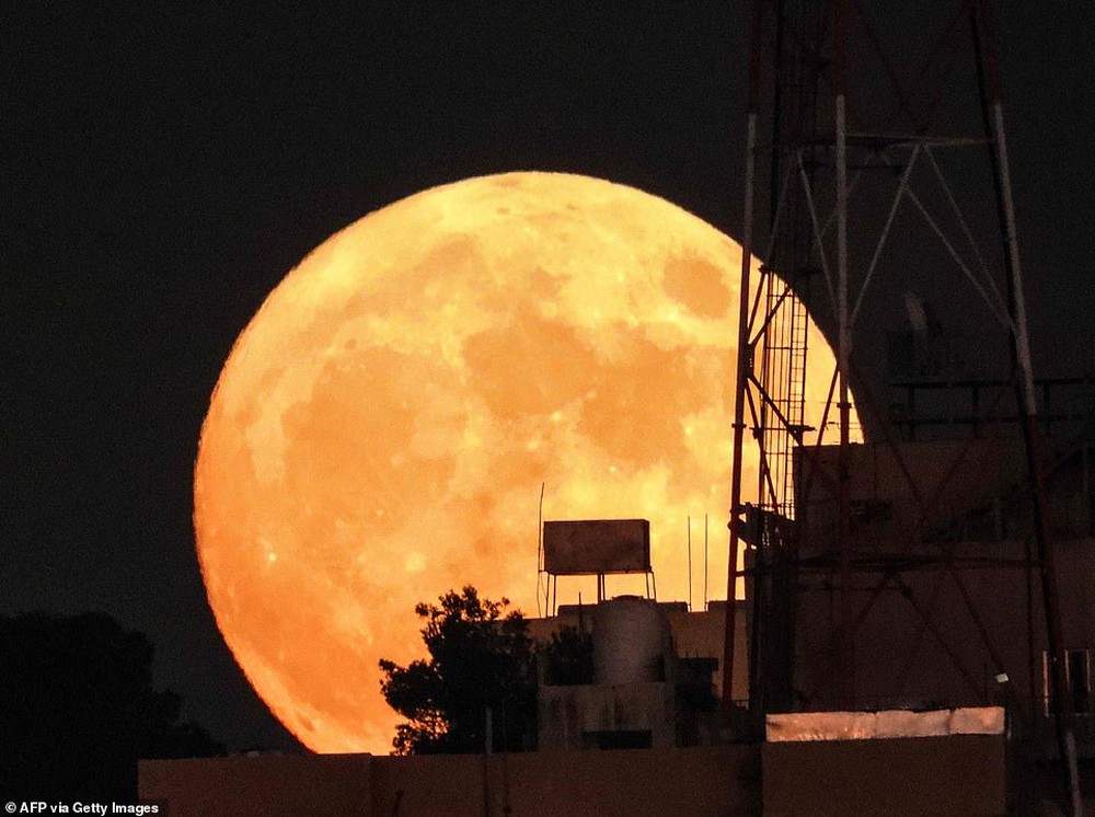 Ngắm siêu trăng ‘cá tầm’ tỏa sáng khắp thế giới - Ảnh 5.