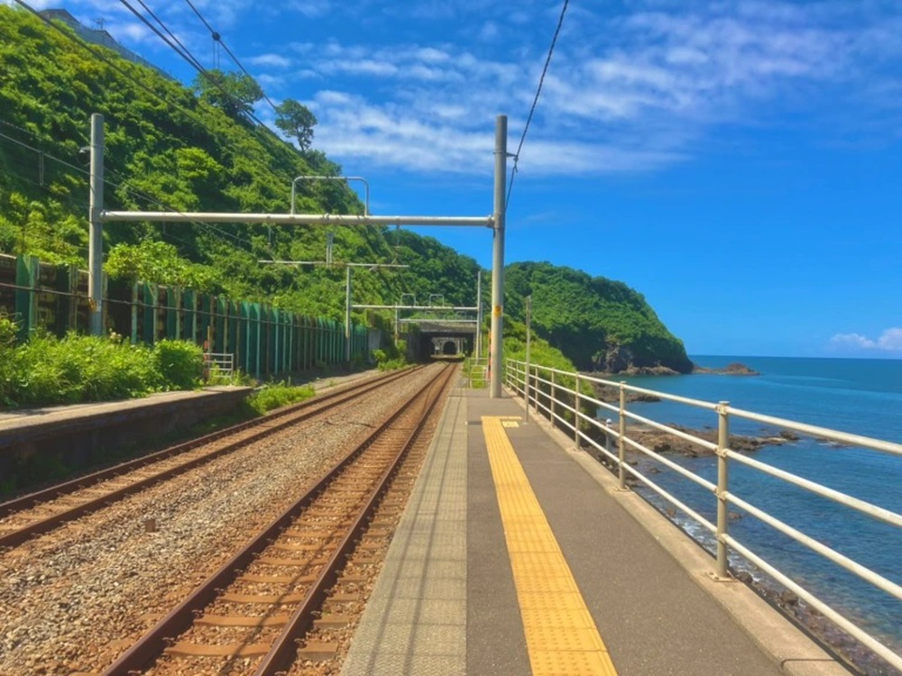 Mê đắm với ga tàu bên rìa biển xanh như lạc vào thế giới hoạt hình tại Nhật Bản - Ảnh 8.