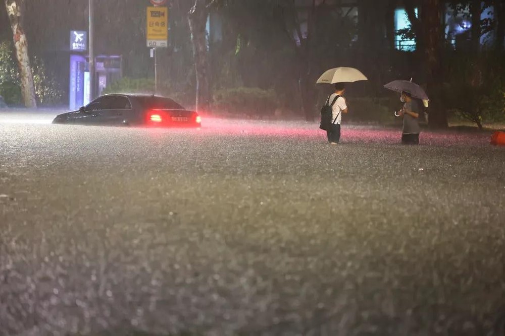 Ô tô nằm la liệt sau trận mưa lũ kỉ lục tại thủ đô của Hàn Quốc - Ảnh 1.
