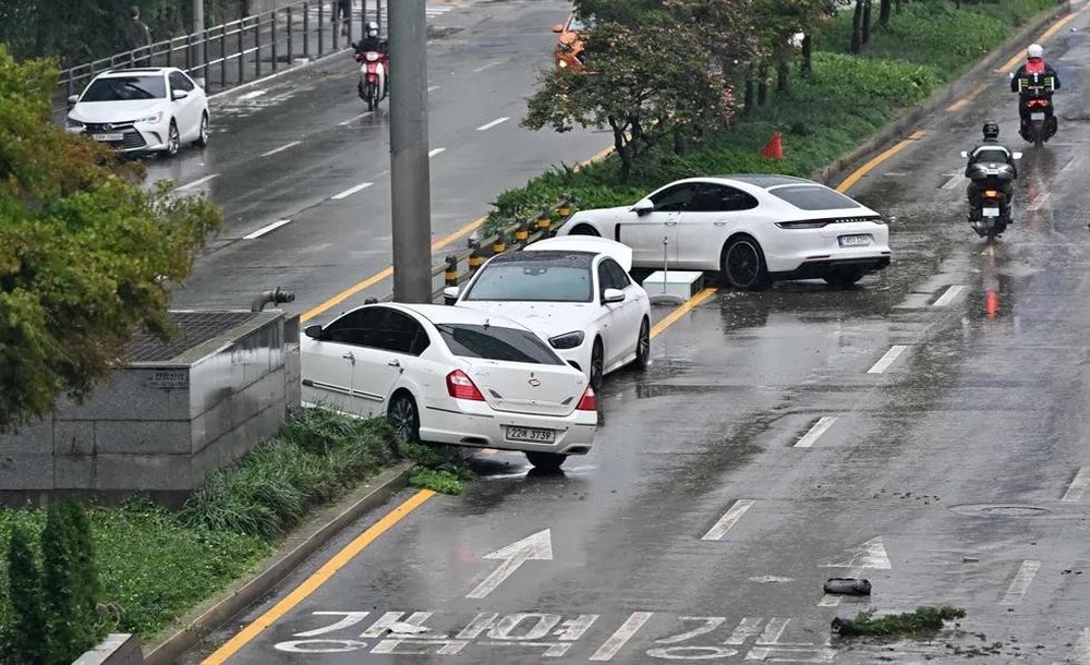 Ô tô nằm la liệt sau trận mưa lũ kỉ lục tại thủ đô của Hàn Quốc - Ảnh 3.