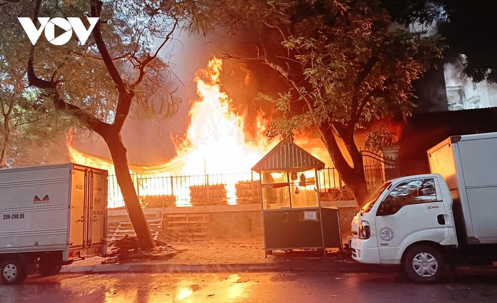Hiện trường vụ cháy thiêu rụi căn biệt thự ở Hoàng Mai, Hà Nội - Ảnh 1.