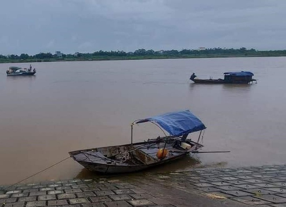 Tìm thấy thi thể 3 trẻ em mất tích trên sông Đào - Ảnh 1.