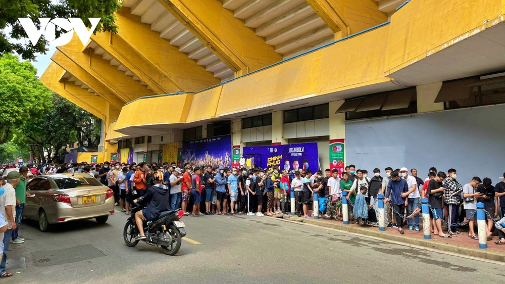 Hàng trăm người chen chân mua vé xem trận Hà Nội FC - HAGL - Ảnh 1.