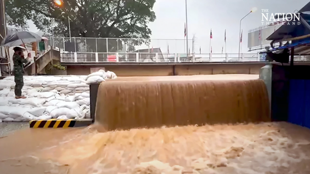 Thị trấn biên giới Thái Lan - Myanmar ngập nặng do vỡ đê sông Sai - Ảnh 2.
